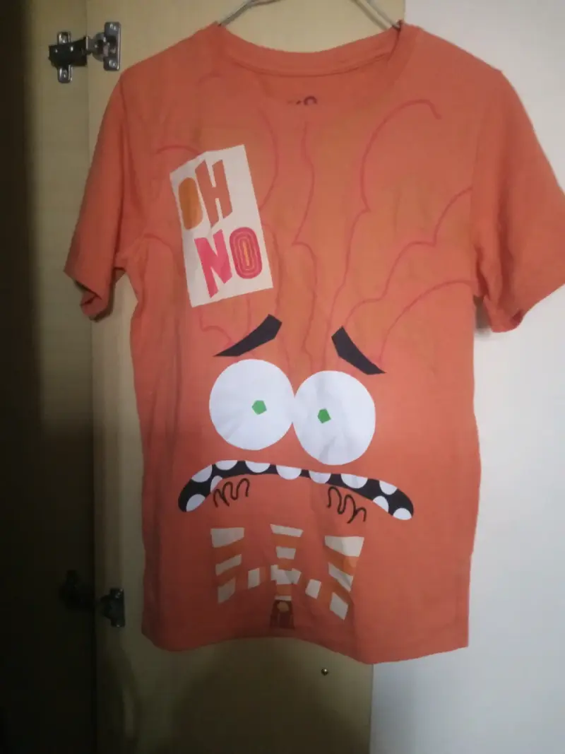 Polera naranja con diseño gráfico 'Oh No'