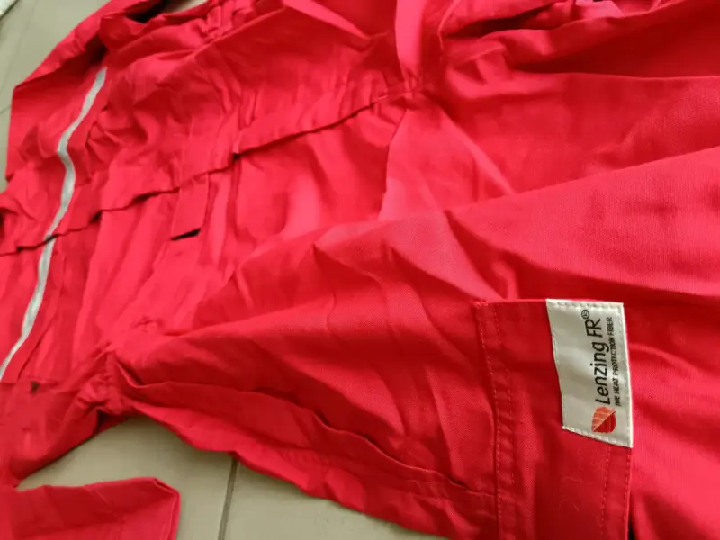 Overol de protección rojo con cinta reflectante