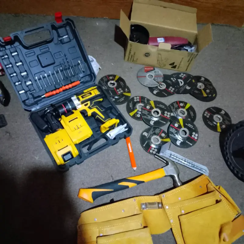Kit de herramientas con taladro y discos de corte