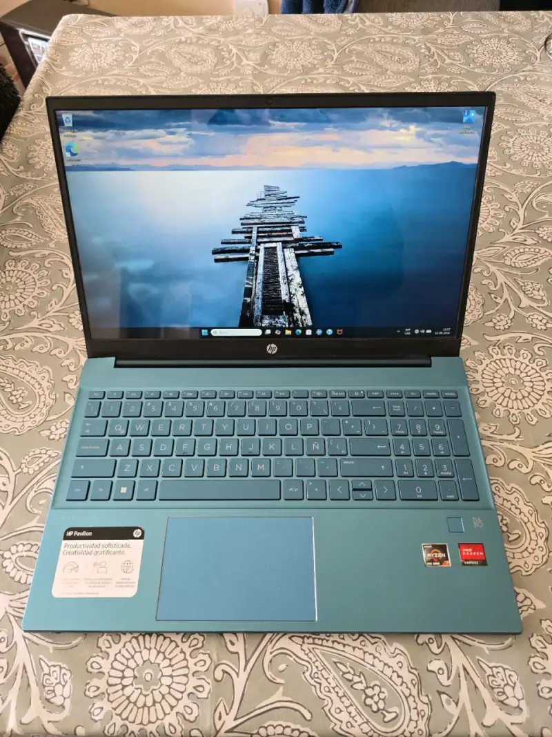 Laptop HP Pavilion azul con procesador AMD RYZEN 7 - 1