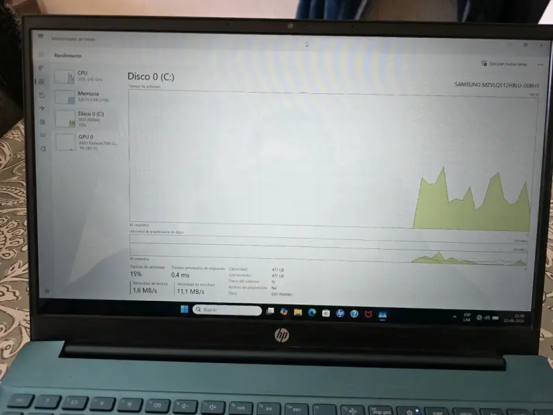 Laptop HP Pavilion azul con procesador AMD RYZEN 7 - 2