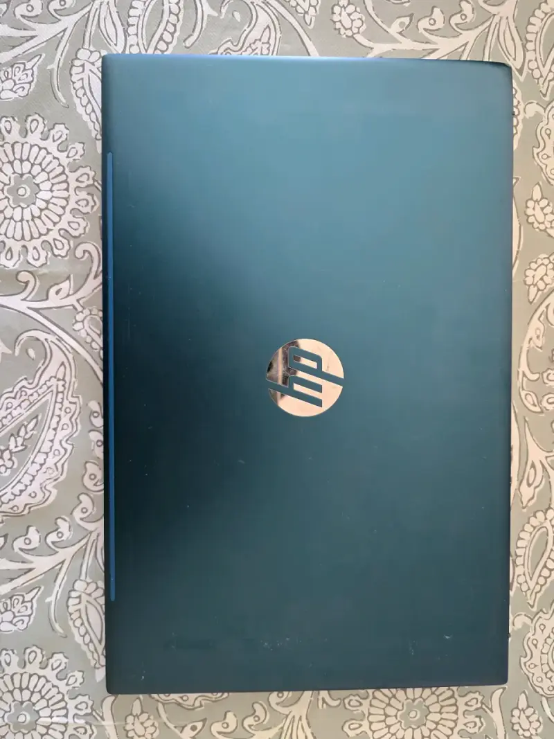 Laptop HP Pavilion azul con procesador AMD RYZEN 7 - 3