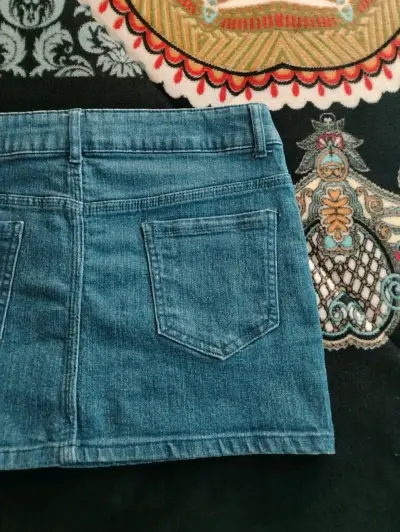 Falda de mezclilla azul para mujer - miniatura 4