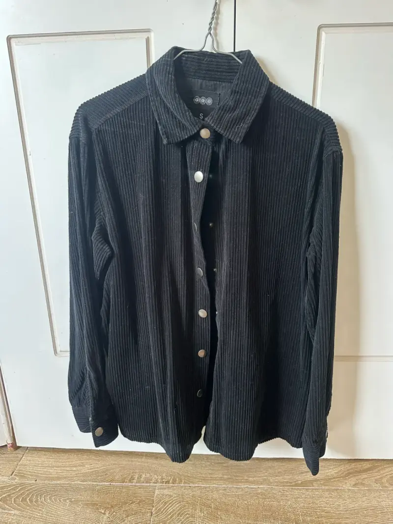 Camisa de pana negra para mujer