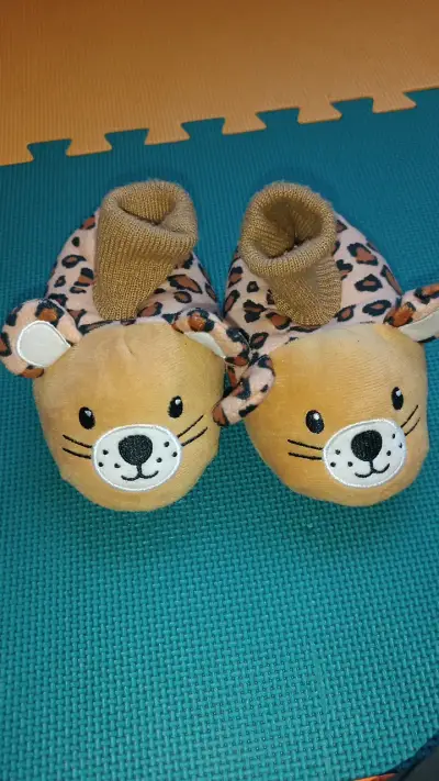 Pantuflas de bebé con diseño de leopardo - miniatura 1