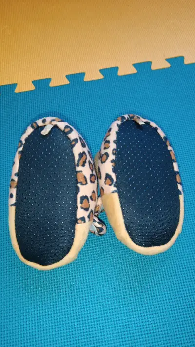 Pantuflas de bebé con diseño de leopardo - miniatura 2