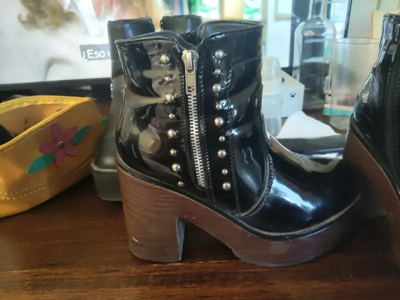 Botines de cuero negro con plataforma y tachas - 1