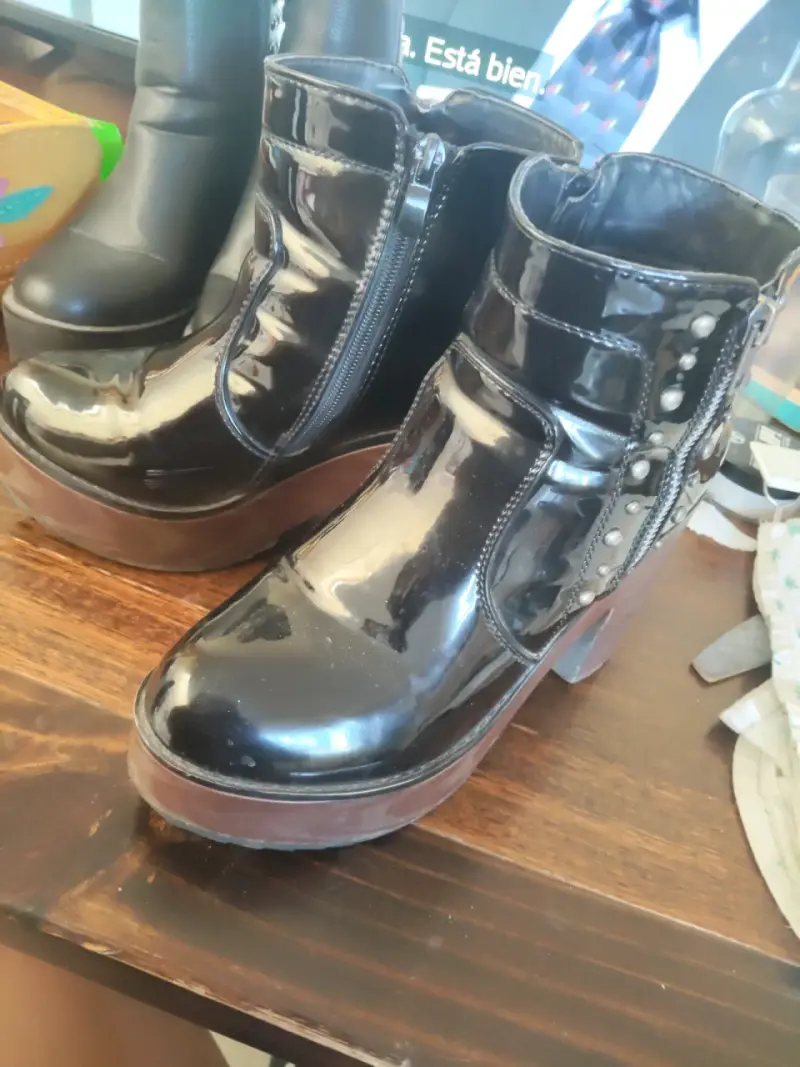 Botines de cuero negro con plataforma y tachas - 2