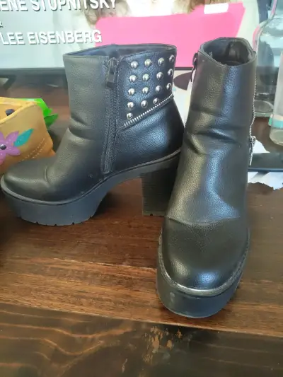 Botines de cuero negro con plataforma y tachas - miniatura 3