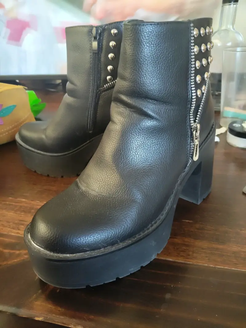 Botines de cuero negro con plataforma y tachas - 4