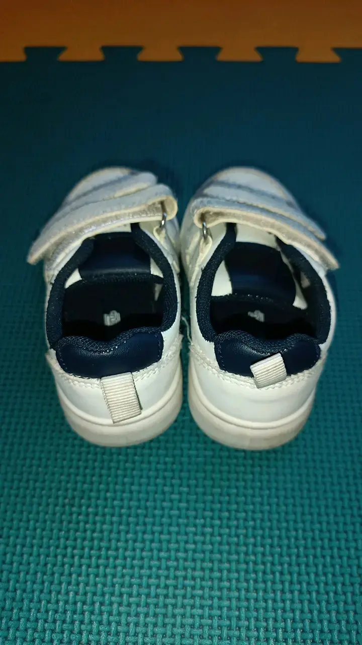 Zapatillas blancas para niños con velcro - 2