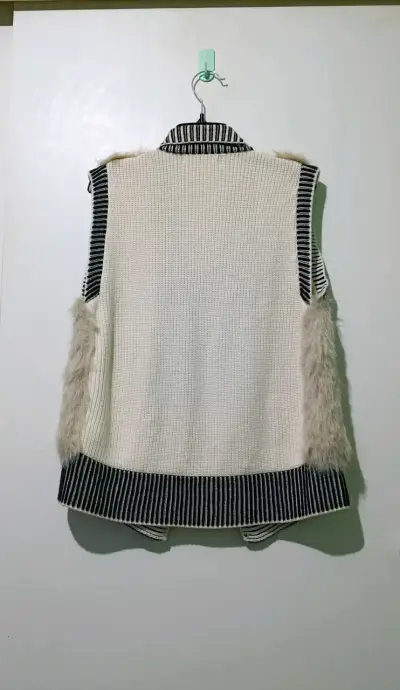 Chaleco sin mangas de lana sintética beige y negro - miniatura 2