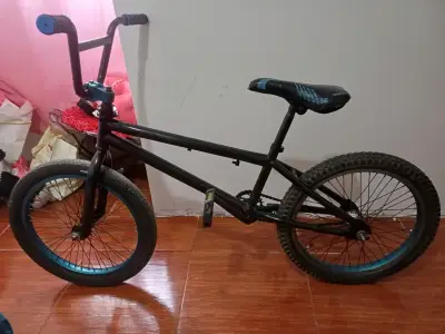 Bicicleta BMX negra con detalles azules - miniatura 1