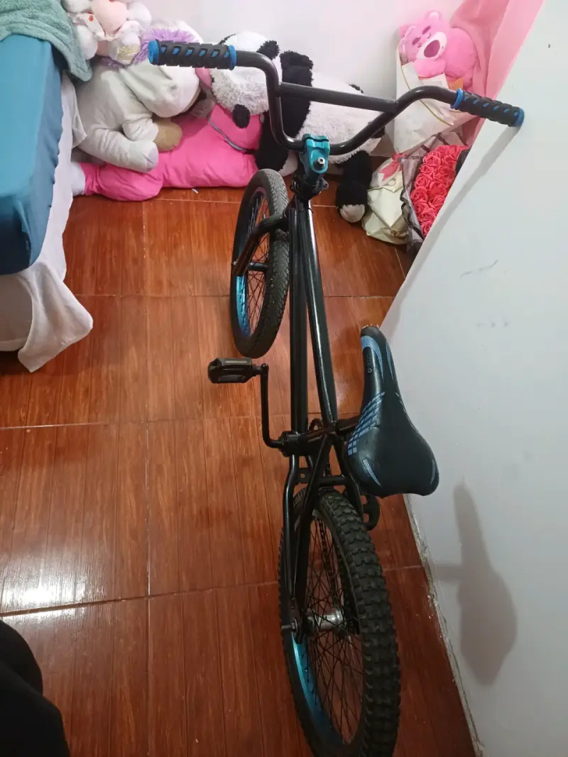 Bicicleta BMX negra con detalles azules - 2