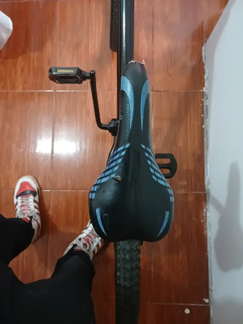Bicicleta BMX negra con detalles azules - 3