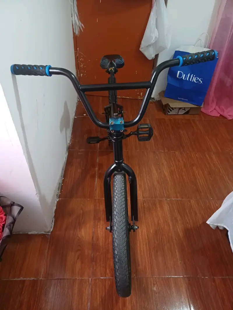 Bicicleta BMX negra con detalles azules - 4