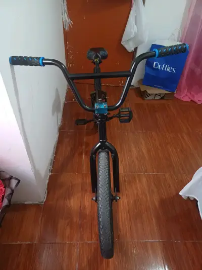 Bicicleta BMX negra con detalles azules - miniatura 4