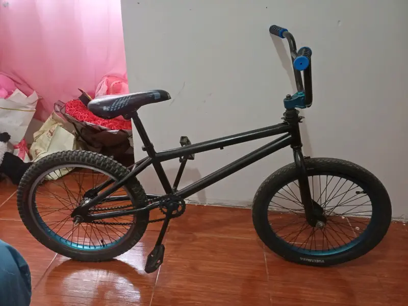 Bicicleta BMX negra con detalles azules - 5