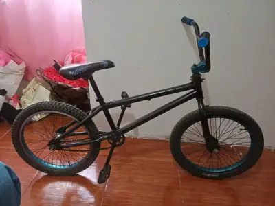 Bicicleta BMX negra con detalles azules - miniatura 5