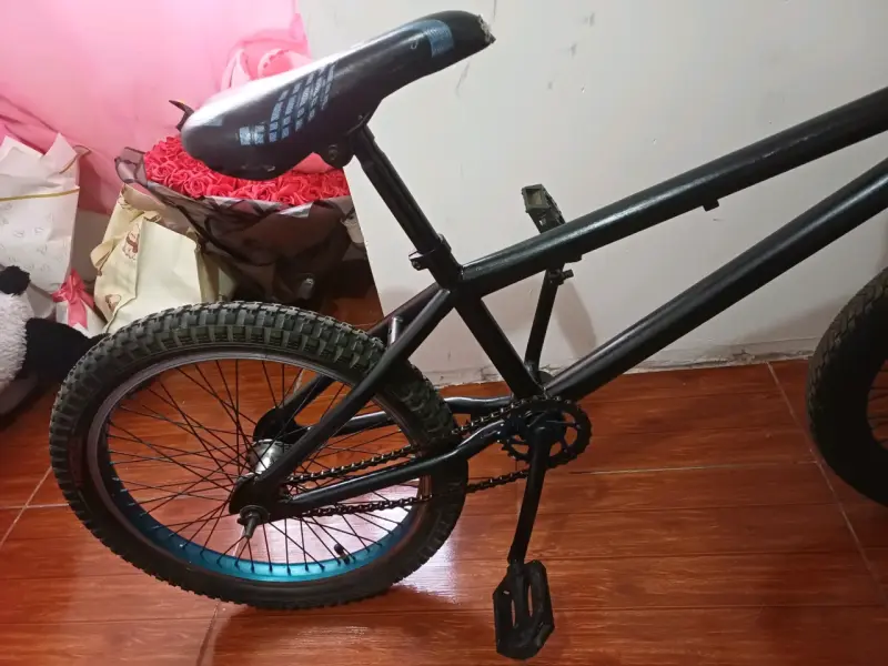 Bicicleta BMX negra con detalles azules - 6