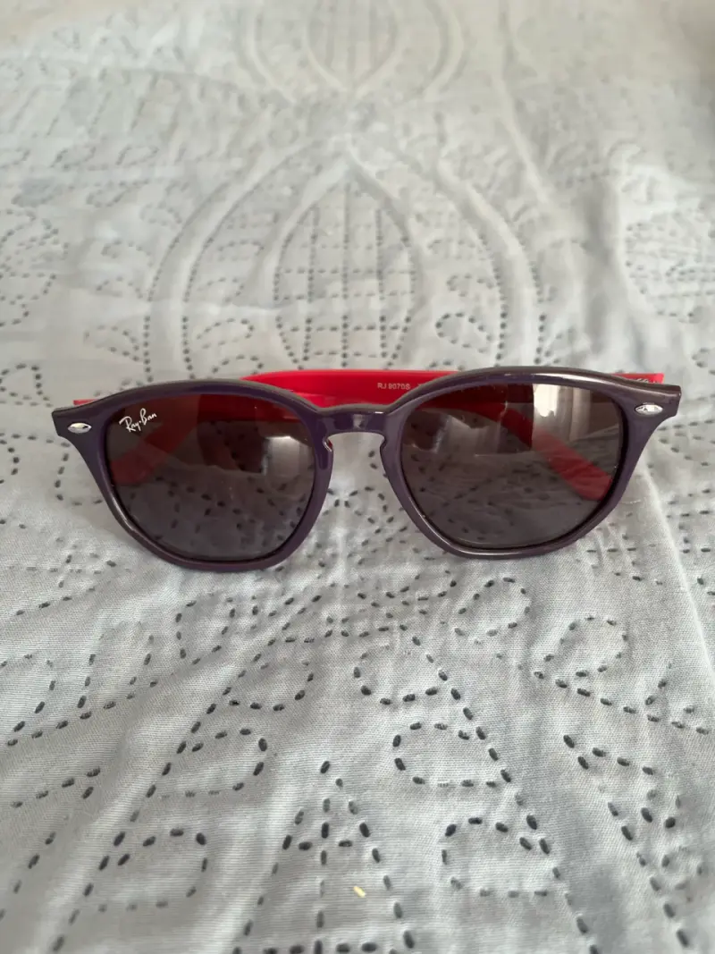 Gafas de sol Ray-Ban RJ9070S moradas y rojas - 1