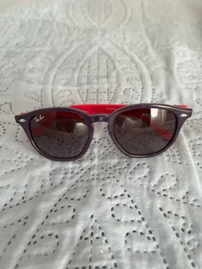 Gafas de sol Ray-Ban RJ9070S moradas y rojas - miniatura 1
