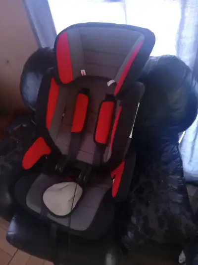 Silla de auto para bebé roja y negra - miniatura 2