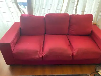 Sofá rojo de tres plazas en buen estado - miniatura 2