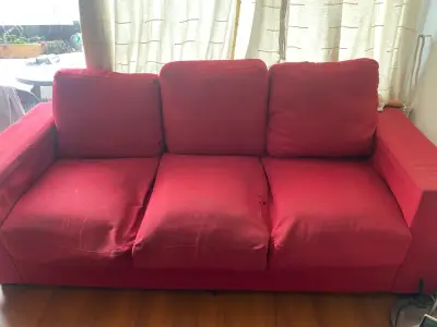 Sofá rojo de tres plazas en buen estado - miniatura 3