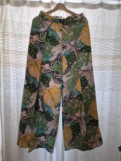 Pantalones anchos estampados tropicales Forever 21 - miniatura 1