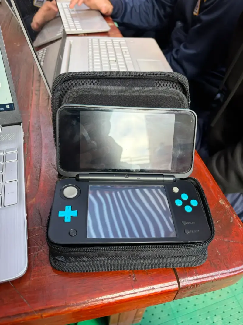 Consola portátil Nintendo 2DS XL con estuche - 1