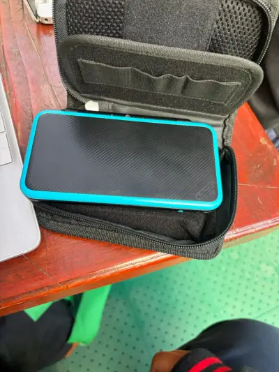 Consola portátil Nintendo 2DS XL con estuche - miniatura 2