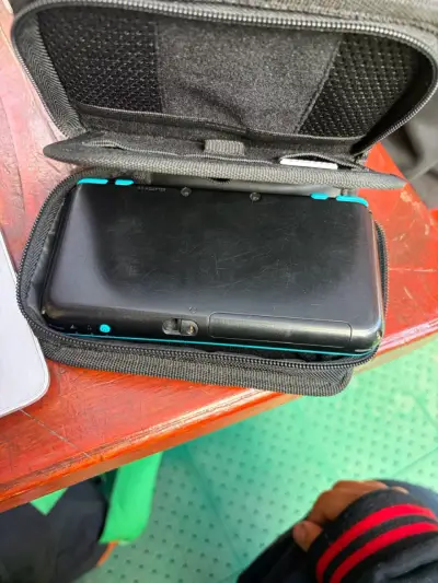 Consola portátil Nintendo 2DS XL con estuche - miniatura 3