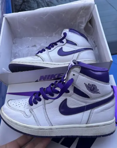Zapatillas Nike Air Jordan 1 Retro High OG Blancas y Moradas - miniatura 1