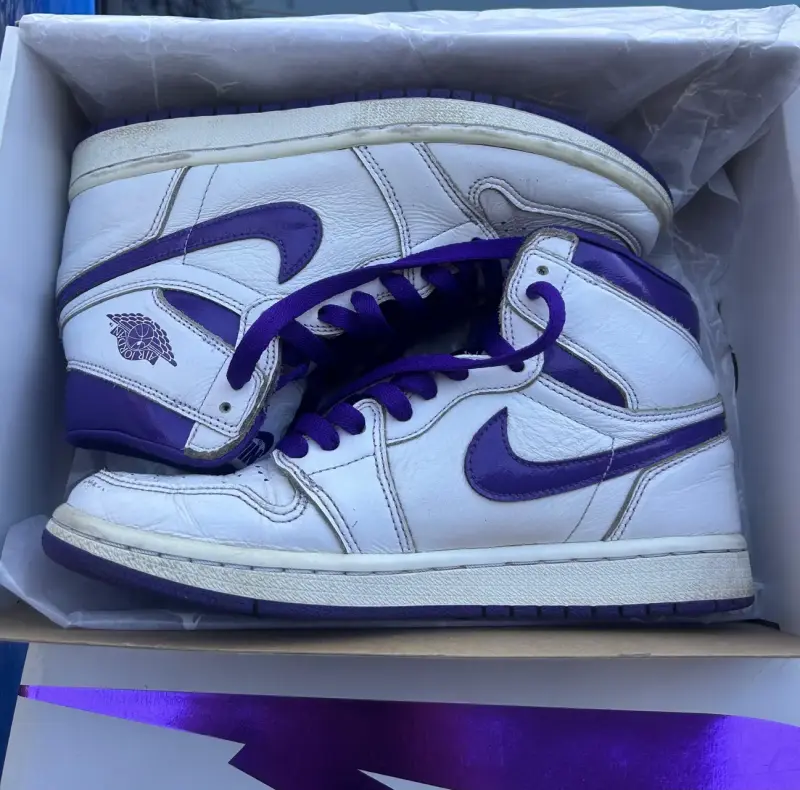 Zapatillas Nike Air Jordan 1 Retro High OG Blancas y Moradas - 2