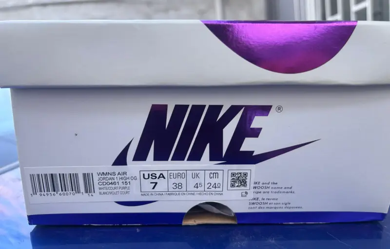 Zapatillas Nike Air Jordan 1 Retro High OG Blancas y Moradas - 3