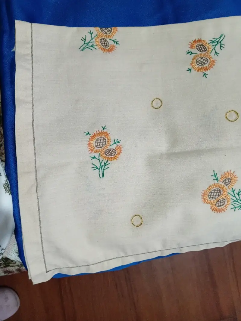 Mantel bordado con girasoles y detalles dorados