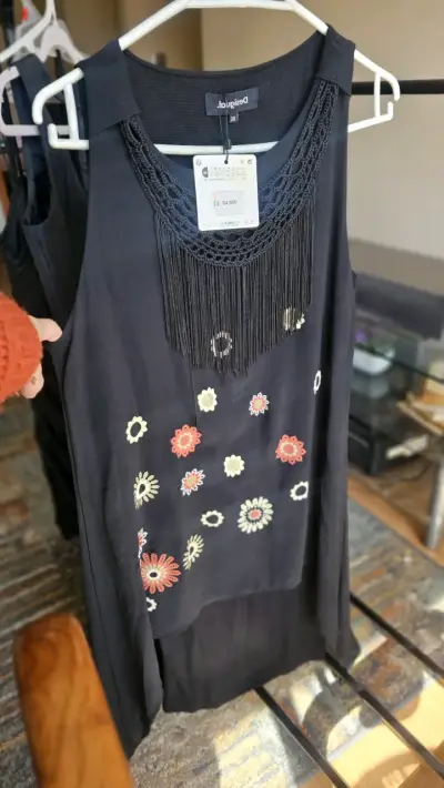 Vestido Desigual negro con bordados florales - miniatura 1
