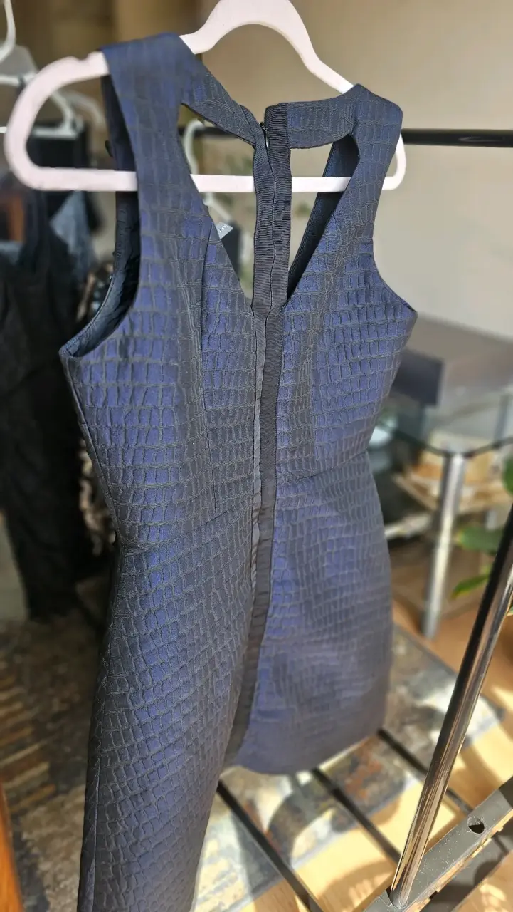 Vestido corto azul con textura elegante - 1