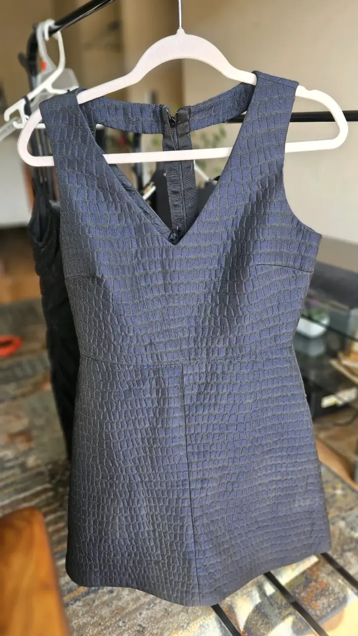 Vestido corto azul con textura elegante - 2