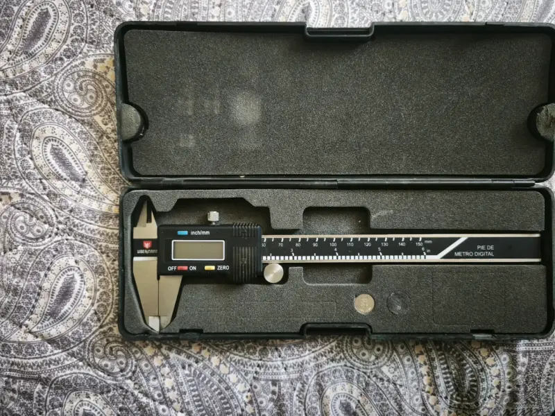 Calibrador digital Ubermann 150mm en estuche - 1