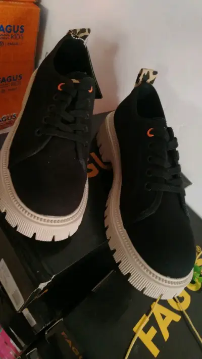 Zapatillas negras Fagus con suela gruesa - miniatura 2