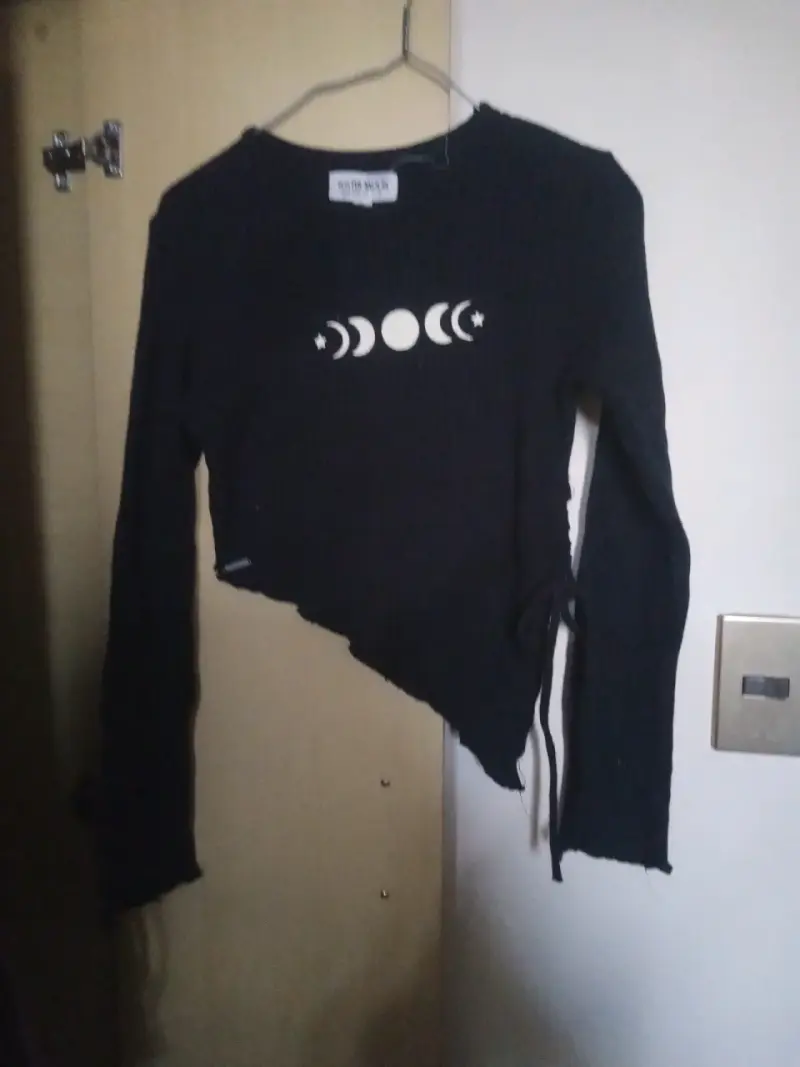 Polera negra con diseño de fases lunares