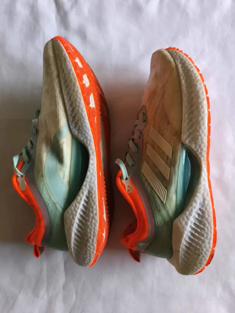 Zapatillas deportivas Adidas con detalles naranjas - 2