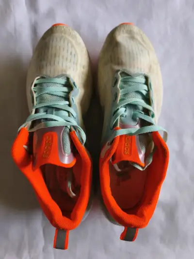 Zapatillas deportivas Adidas con detalles naranjas - miniatura 3