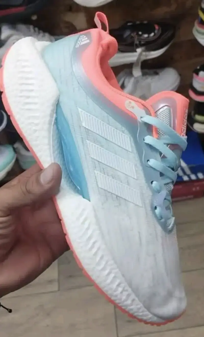 Zapatillas deportivas Adidas con detalles naranjas - 5