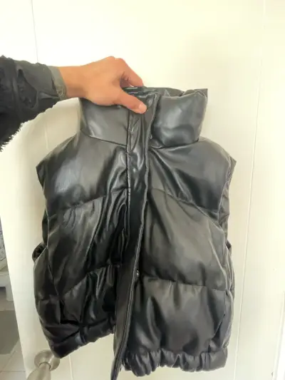 Chaleco acolchado negro de cuero sintético talla S - miniatura 1
