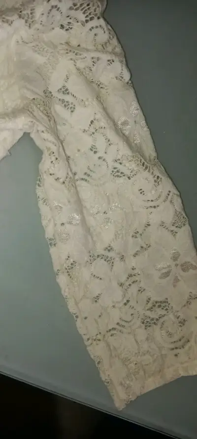Vestido de encaje blanco elegante - miniatura 5