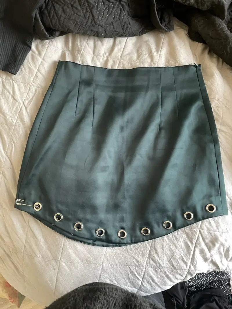 Falda corta verde con ojales Zara - 1