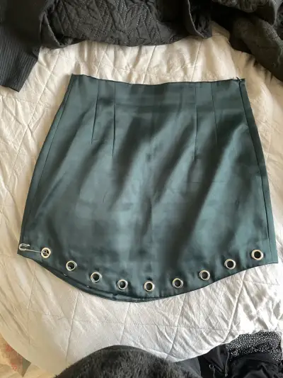 Falda corta verde con ojales Zara - miniatura 1